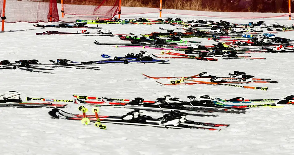 Skis on snow.