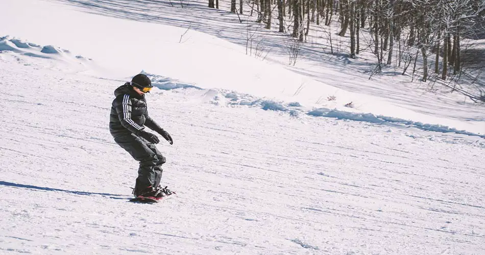 Beginner snowboarder at Bryce ski resort.