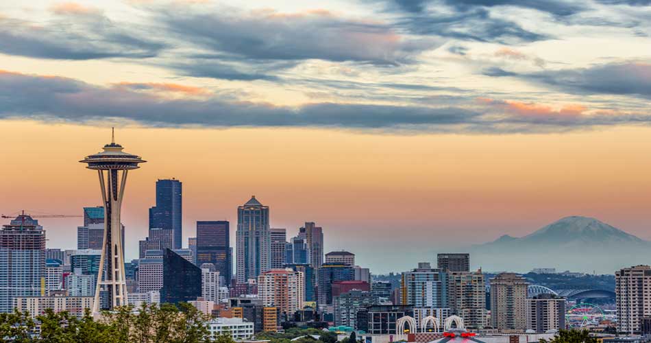 Skyline sunset in Seattle. The perfect ski city for college students.