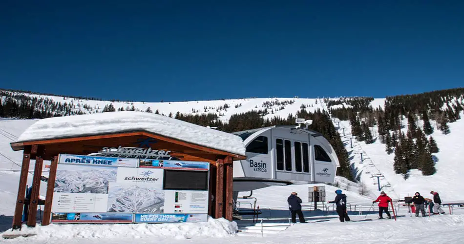 People getting on Basin Express at Schweitzer Mountain to ski.