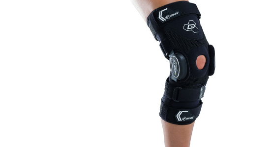 Hinged skiing knee brace