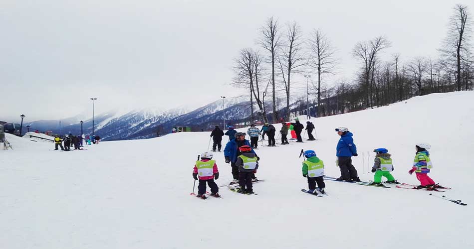 Class on how to ski basics for beginners
