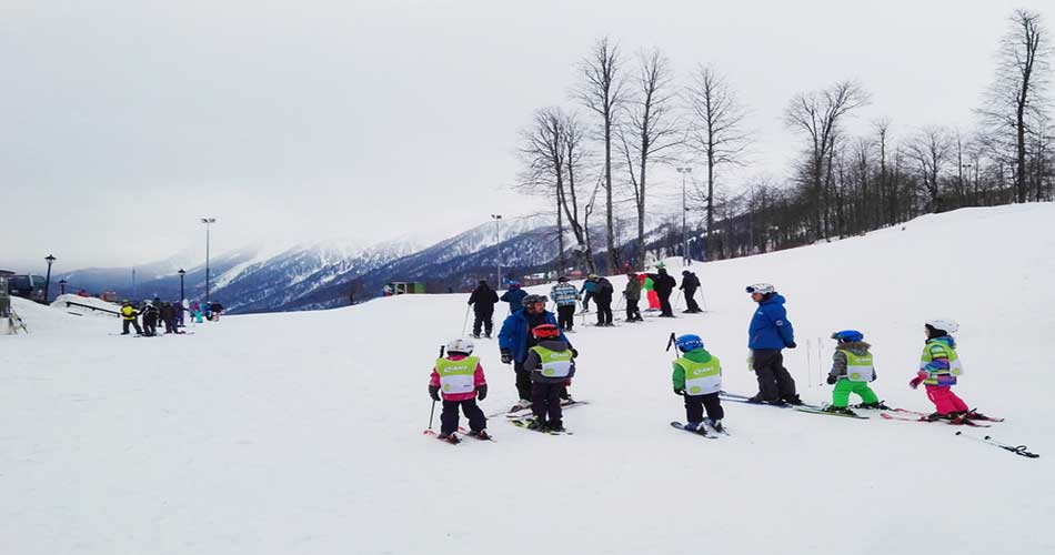 Kind in beginner ski lessons