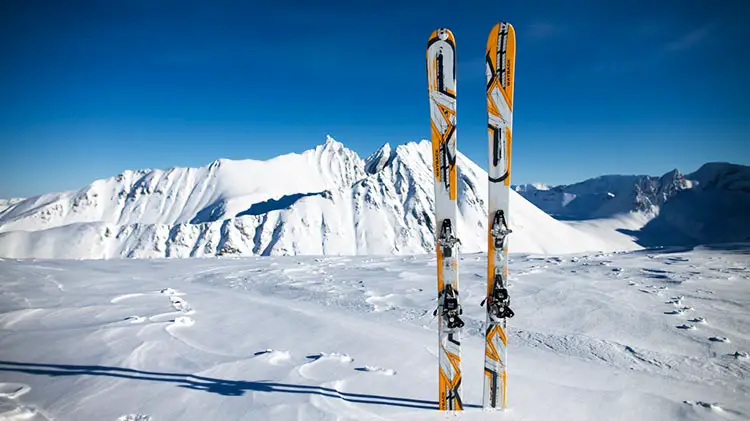 Skis near mountain